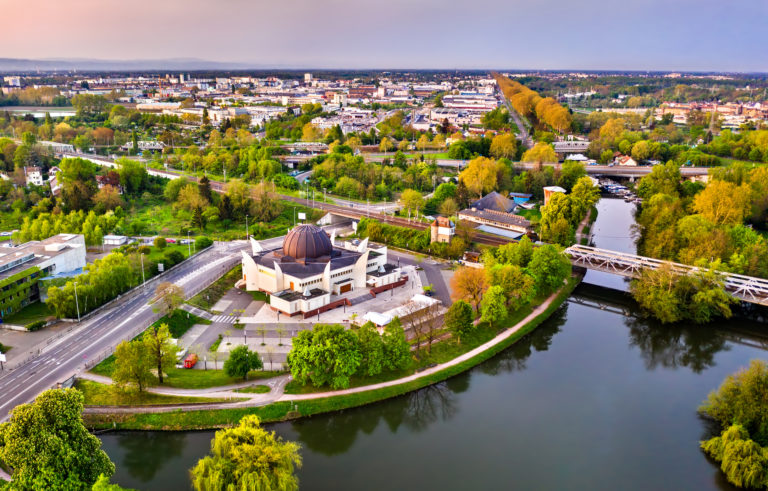 Vue aérienne de la Grande mosquée de Strasbourg, près d'une rivière