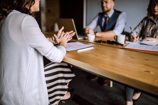 Des collègues d'entreprise discutent à une table