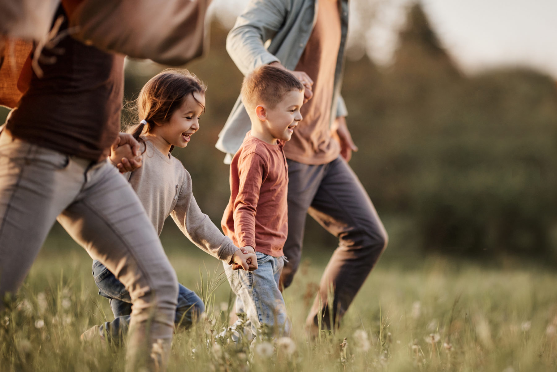 Une famille joyeuse en promenade dans un parc