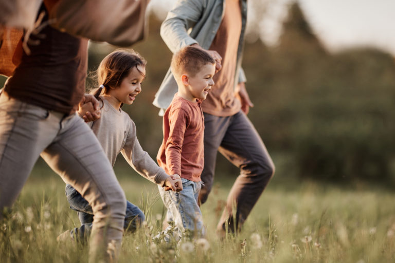 Une famille joyeuse en promenade dans un parc