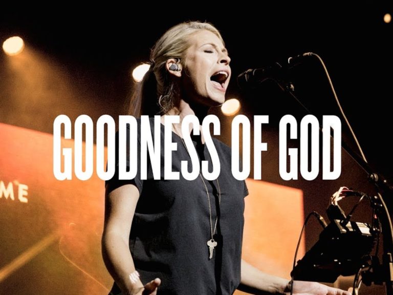 Jenn Johnson chante le titre de Bethel Music "Goodness of God"