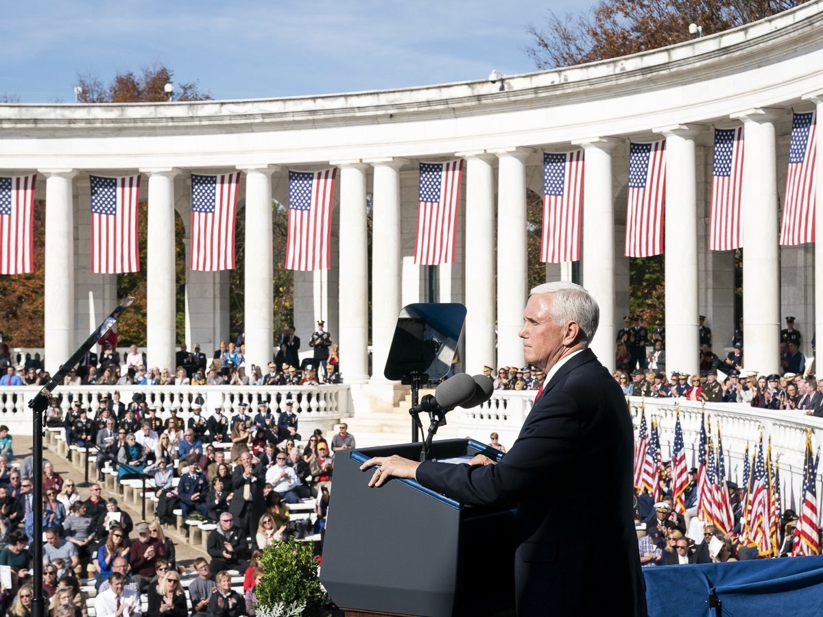 Mike Pence prend la parole au cimetière national d'Arlington