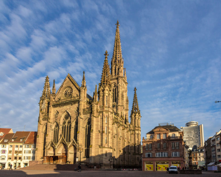 Temple Saint-Etienne de Mulhouse sur un fond de ciel bleu