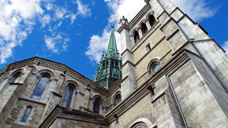Vue en contre-plongée du grand clocher de la cathédrale Saint-Pierre de Genève