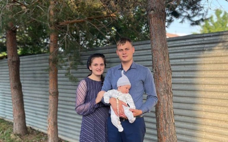 Viatcheslav Reznichenko aux côtés de sa femme tient son enfant de quatre mois dans bras