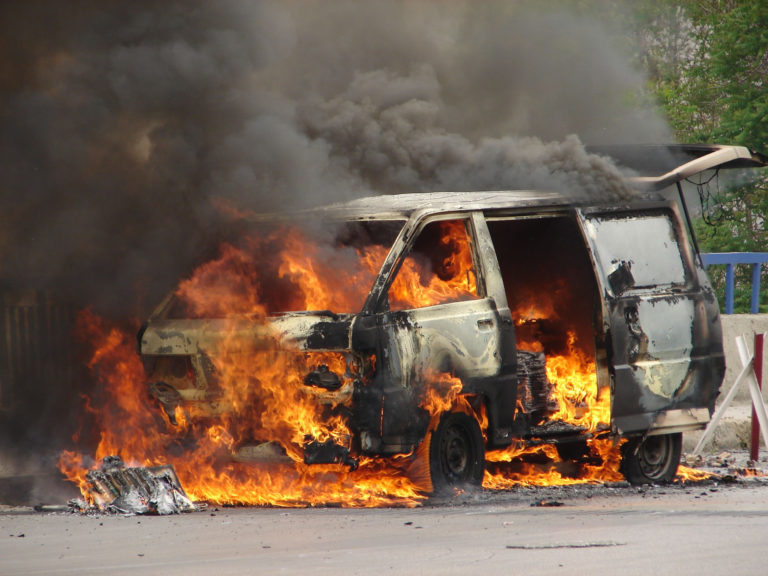 Une voiture brûle