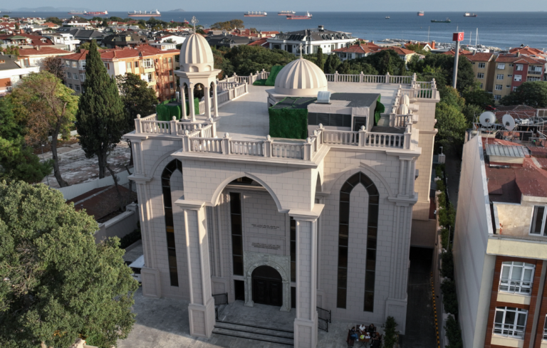 L'église orthodoxe Saint Ephrem est un gros monument massif en pleine ville
