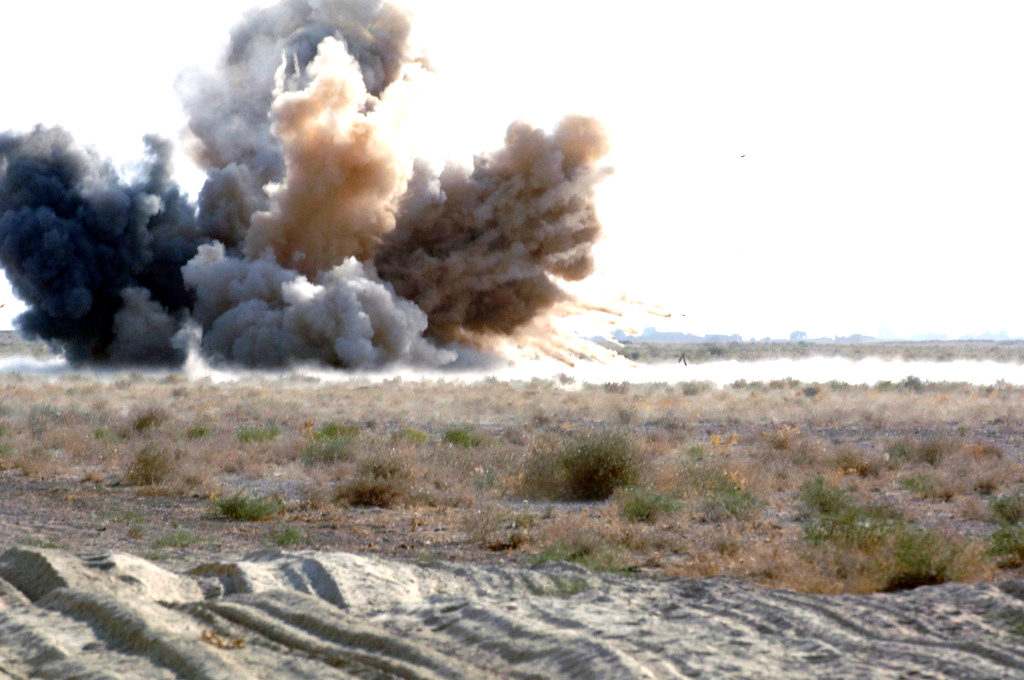 Explosion d'une bombe au sol, dans un champ