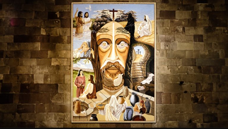 Assemblage géant d'éléments végétaux formant un visage de Jésus. Autour, plusieurs scènes des évangiles sont représentées avec les mêmes matériaux.
