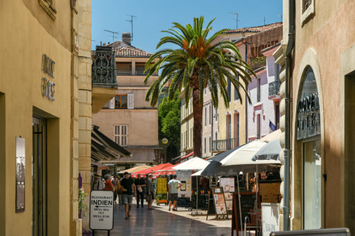 La place du marché à Nîmes par beau temps