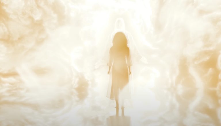 Une femme dans la nuée du paradis. Image extraite du film After death