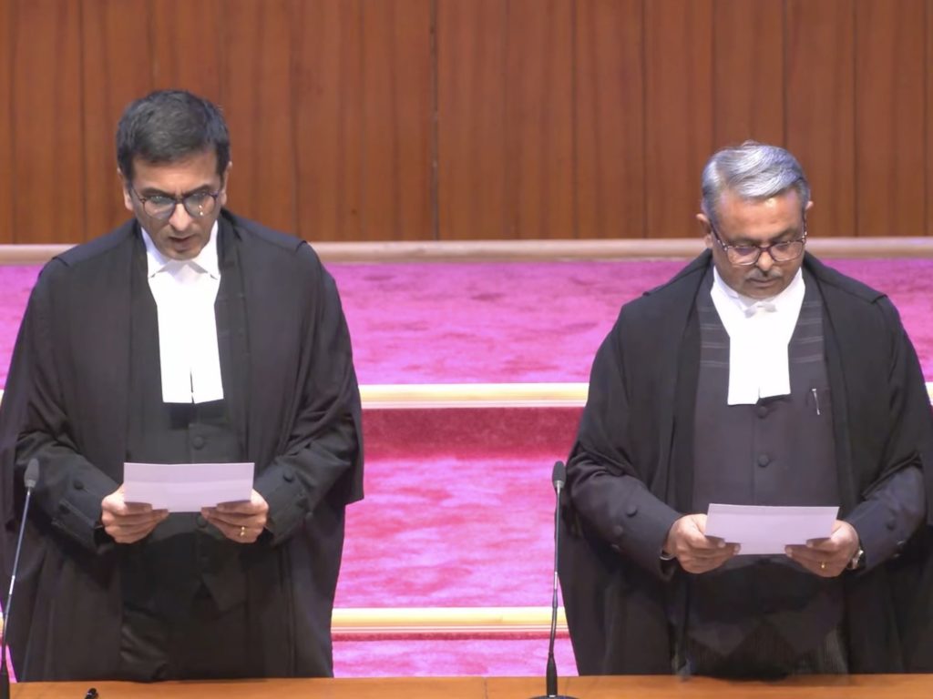 Augustine George Masih lit une feuille et prêt serment devant la Cour suprême d'Indde
