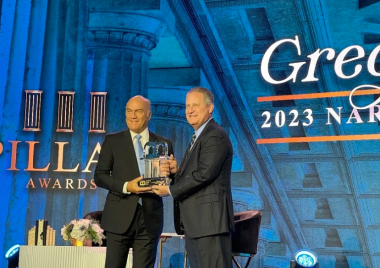 Greg Laurie acceptant le prix Pillar