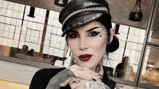 Kat von D avec son style rock, casquette en cuir et nombreux tatouages