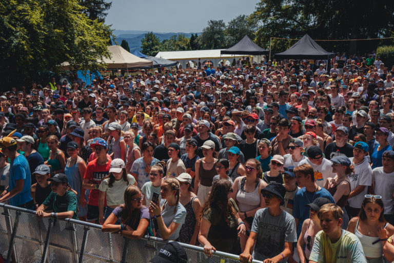 Des centaines de jeunes amassés devant une scène sur le site du festival CREA! qui devient Melo festival