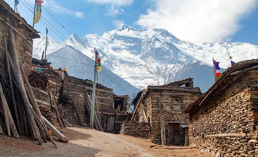 Habitations au Nepal avec la montagne de l'Himalaya en fond