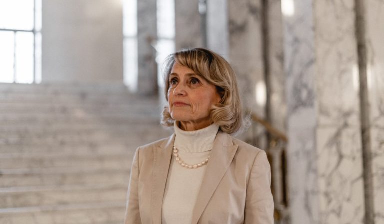 La députée Päivi Räsänen la tête haute, un escalier en arrière plan
