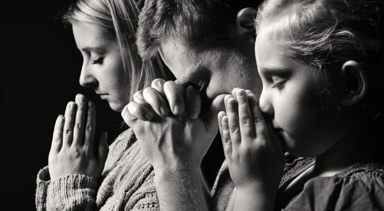 Trois personnes en train de prier