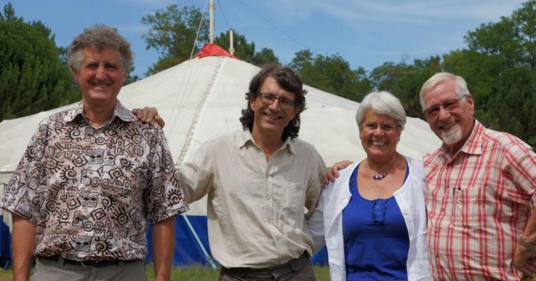 Les fondateurs du camp artistique devant la tente du Centre de Gagnières : Jean-Paul Lehmann, Guy Barblan, Kerstin et Udo Jüdt en 2013