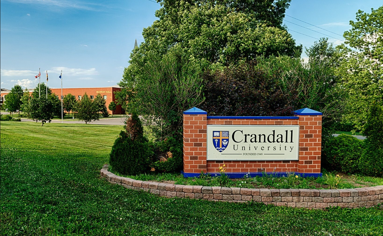 Un muret marque l'entrée sur le campus de l'Université chrétienne évangélique Crandall