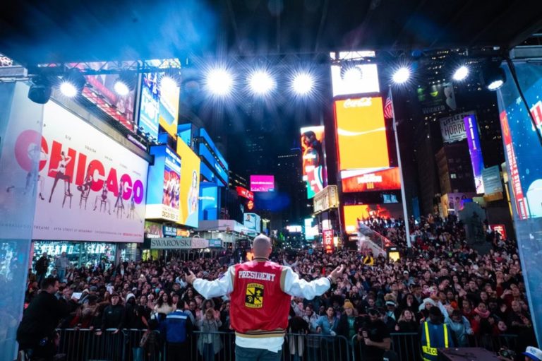 Le pasteur Mike Signorelli de dos devant des milliers de croyants sur Times Square à New York