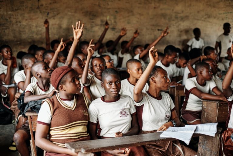 Des enfants lèvent la main dans une salle de classe du Nigeria