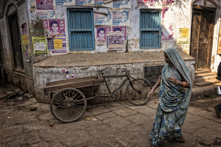 Une femme d'âge moyen marche seule dans une rue en Inde