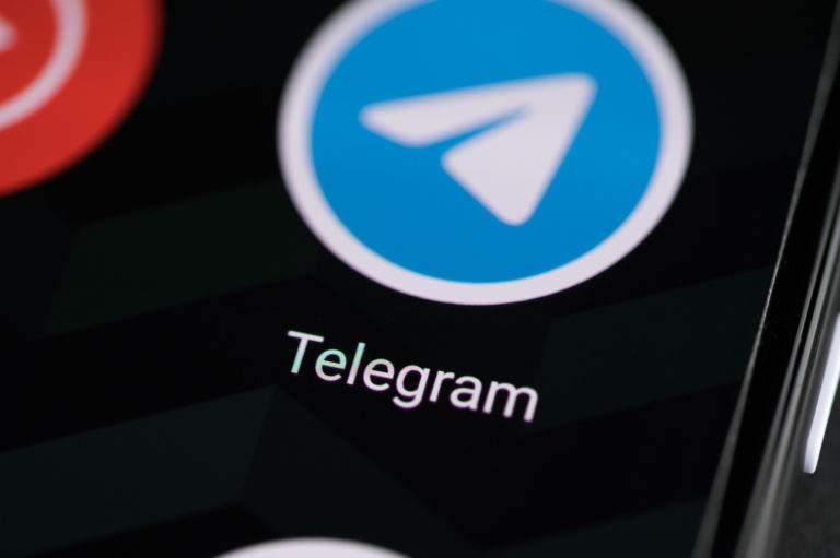 Logo de la messagerie Telegram sur un smartphone