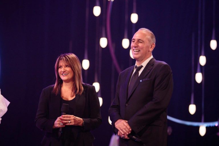 Bobbie et Brian Houston sur la scène de l'Eglise Hillsong