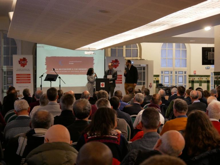 Des personnes assises assistent à la présentation du texte voté par l'assemblée du CNEF le 5 décembre