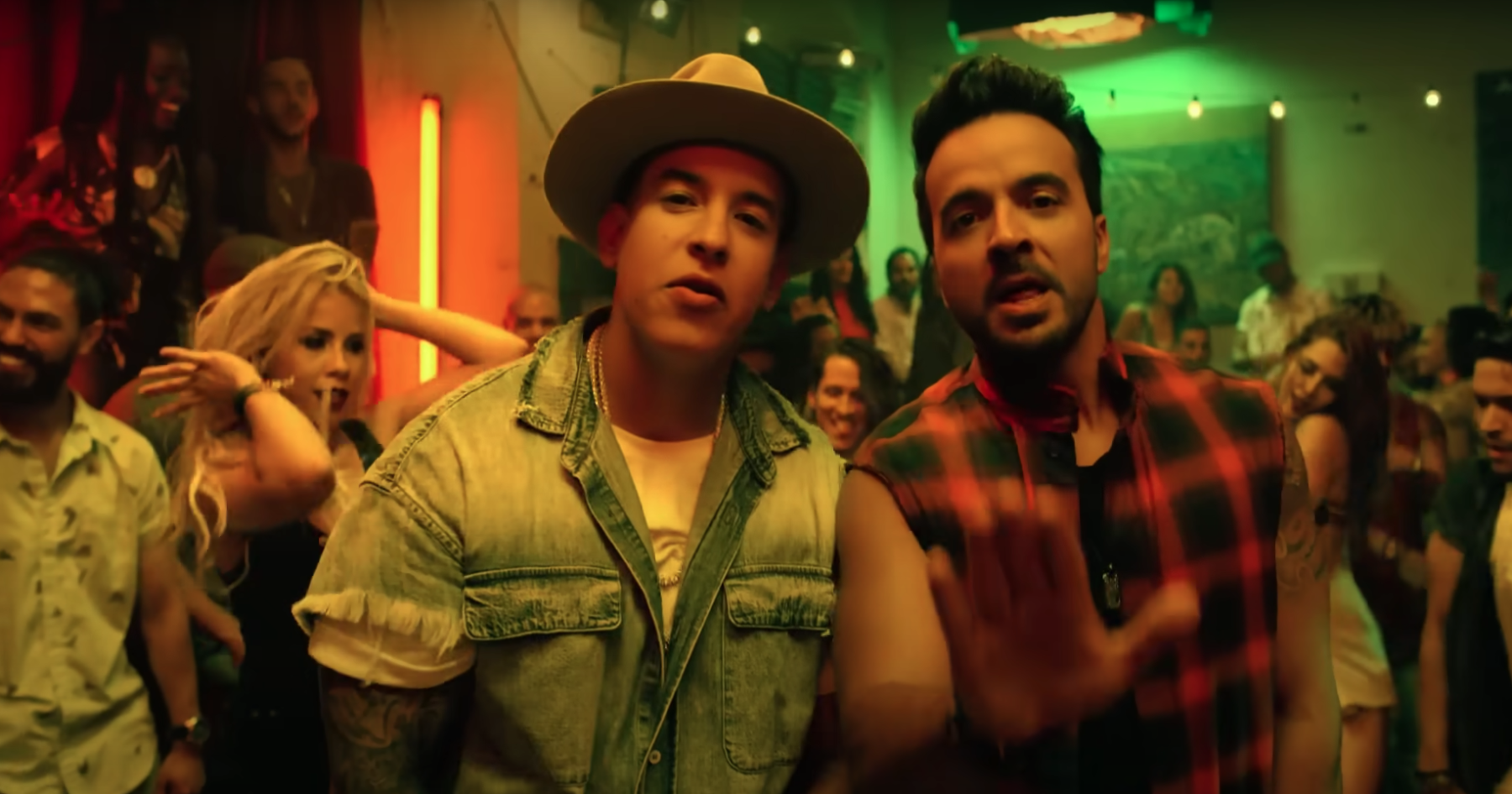 Daddy Yankee à gauche et Luis Fonsi à droite, extrait du clip vidéo du single Despacito