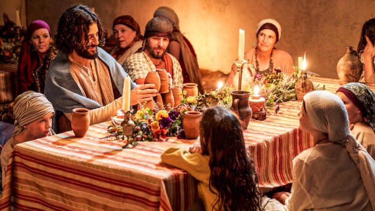 Image extraite de la saison 1 de The Chosen. On y voit Jésus, assis à table, empiler des poteries devant des enfants admiratifs