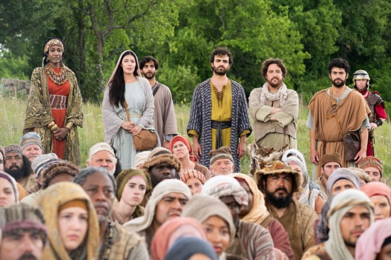 Image extraite de la série The Chosen. La foule assise écoute Jésus parler