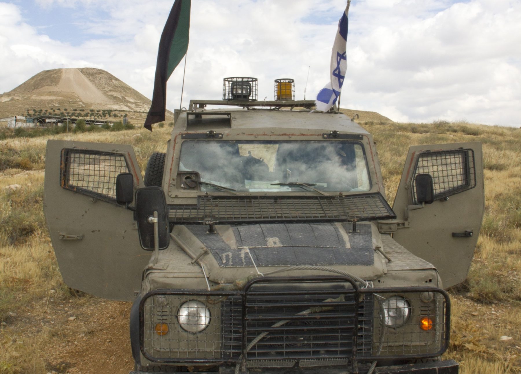 Une voiture de l'armée israélienne blindée avec les portes ouvertes