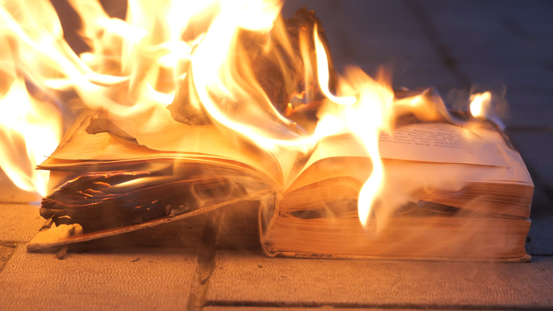 Un livre en train de brûler