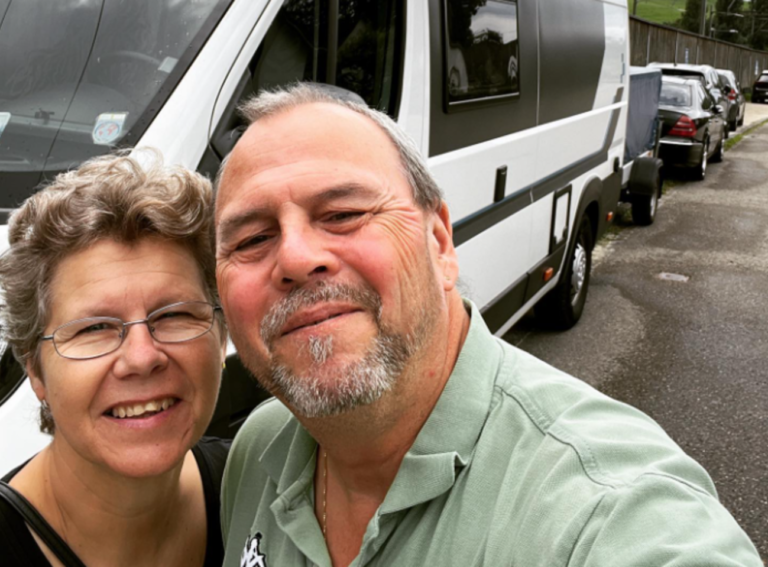 Rolf Bänziger et son épouse Evelyne se prennent en selfie devant leur camping car.