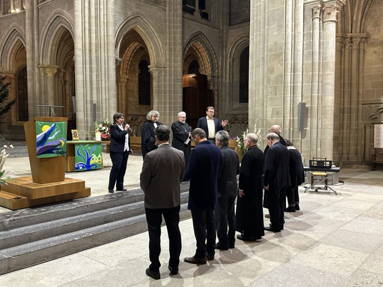 Sylvette Huguenin, Laurence Bohnenblust, Martin de Caflisch et Michel Racloz prient pour les délégués des unions d'Eglises rmembres de la CECCV