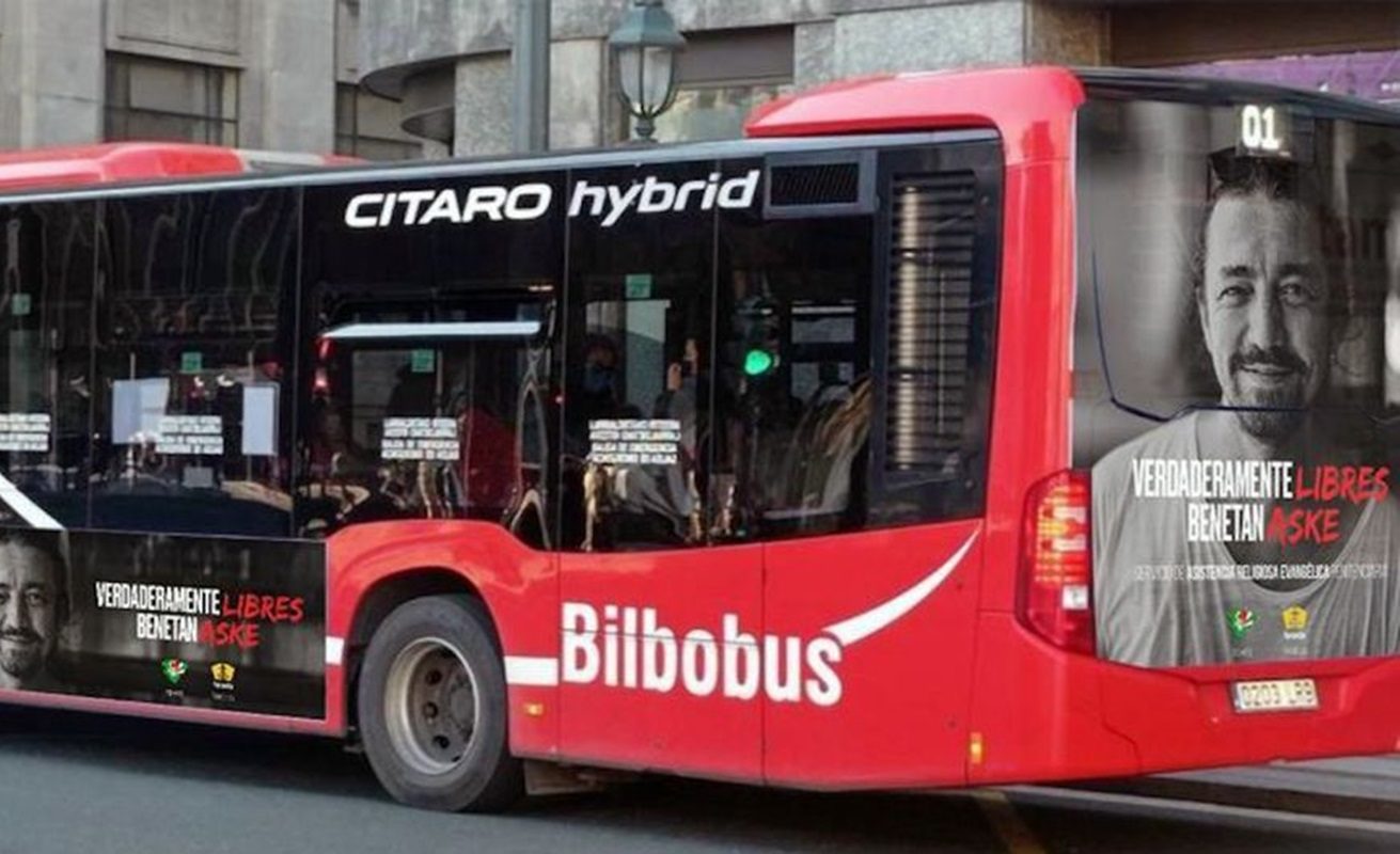 Un bus de la ville de Bilbao arbore une publicité de l'assistance religieuse évangélique dans les prisons