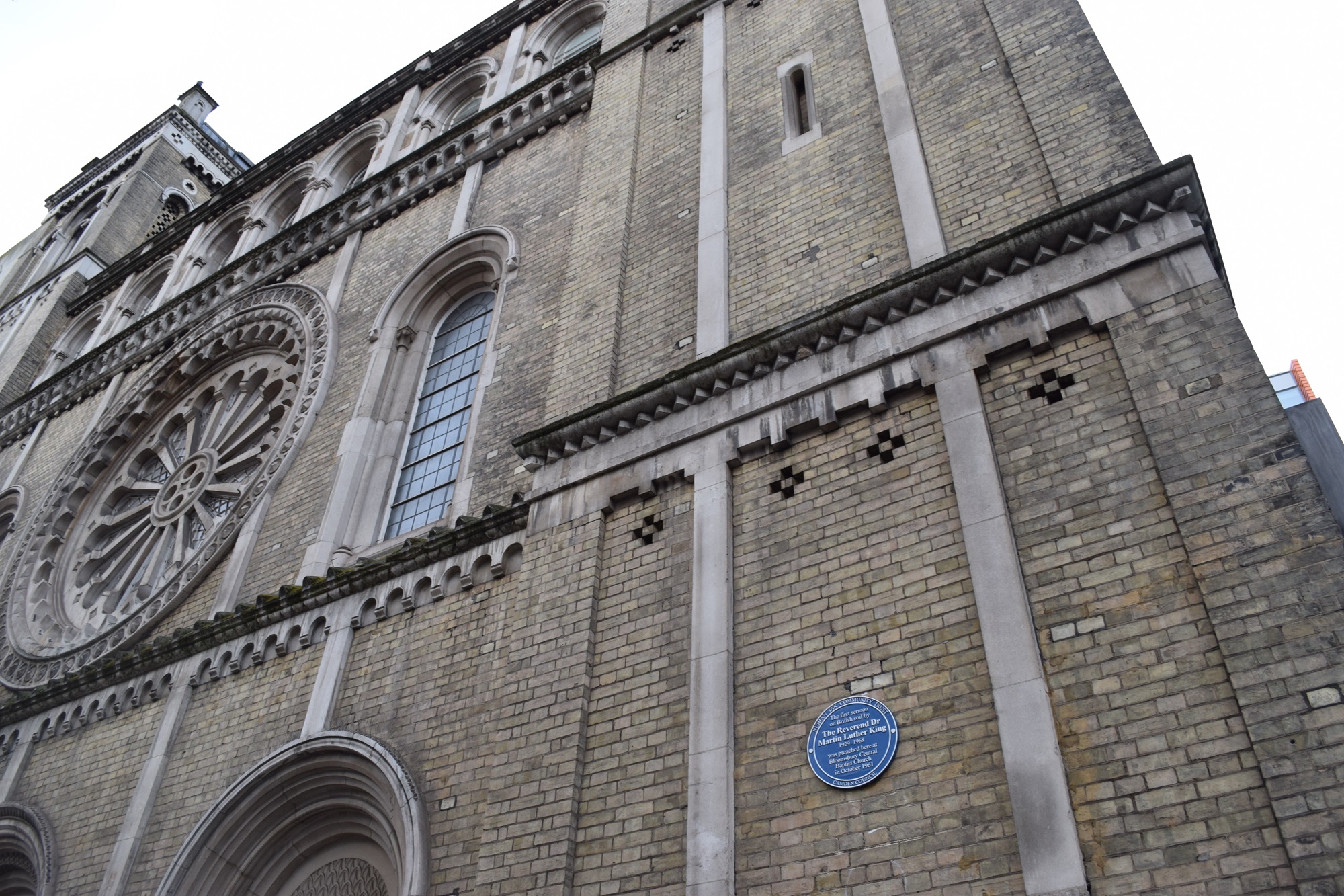 La plaque Martin Luther King apposée sur la façade d'une église