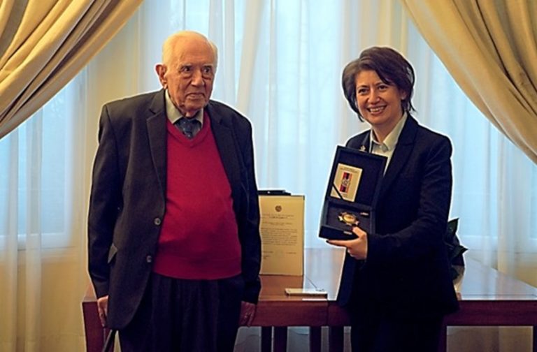 Le pasteur Samuel Sahagian reçoit la médaille des mains de l'ambassadrice arménienne en France Hasmik Tolmajyan