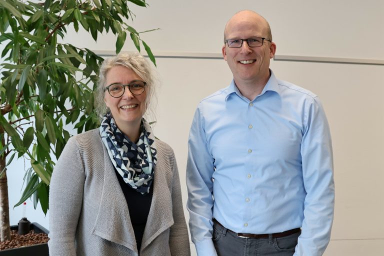 Susanne Krüger et Steve Impey, son successeur à la direction de Wycliffe Allemagne