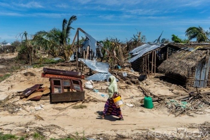 Une femme mozambicaine marche au milieu d'un village détruit par l'Etat islamique