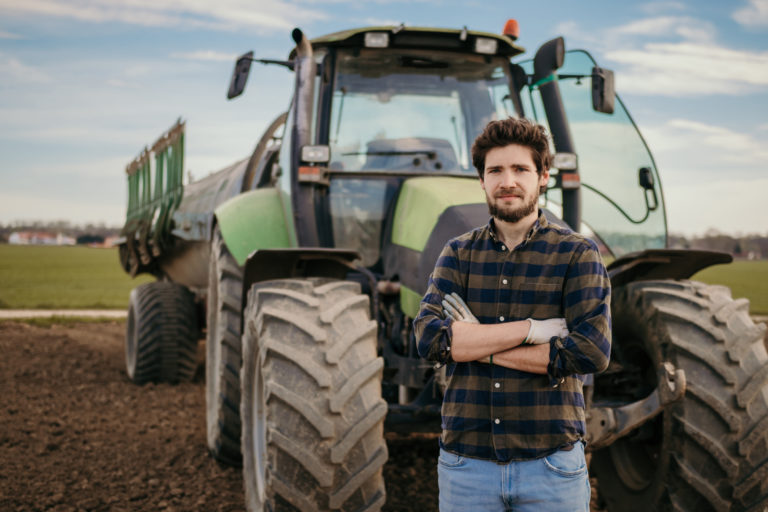 un agriculteur devant son tracteur