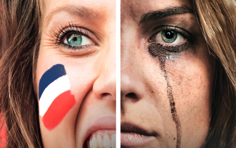 la moitié du visage d'une femme souriante avec un drapeau français sur la joue à gauche et le même visage mais triste avec du maquillage qui a coulé sur le côté droit