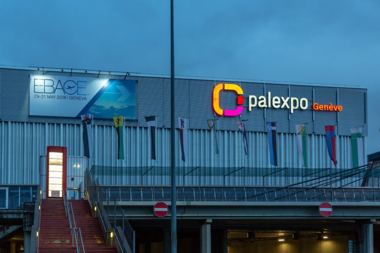 De hauts escaliers mènent au grand bâtiment Palexpo