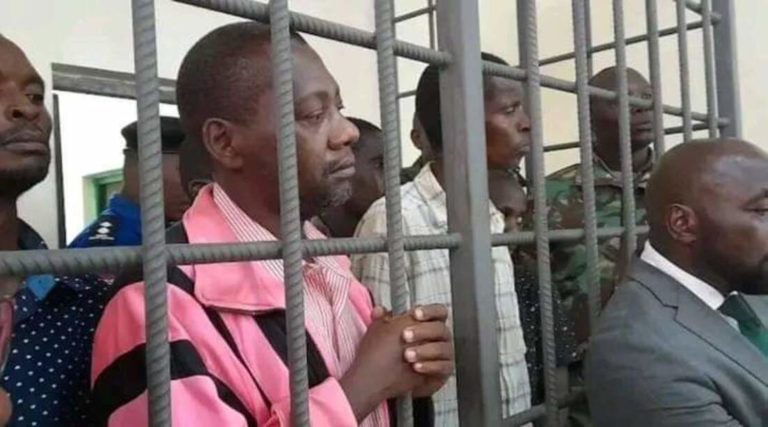 Paul Nthenge Mackenzie est en prison derrière des grilles avec d'autres détenus
