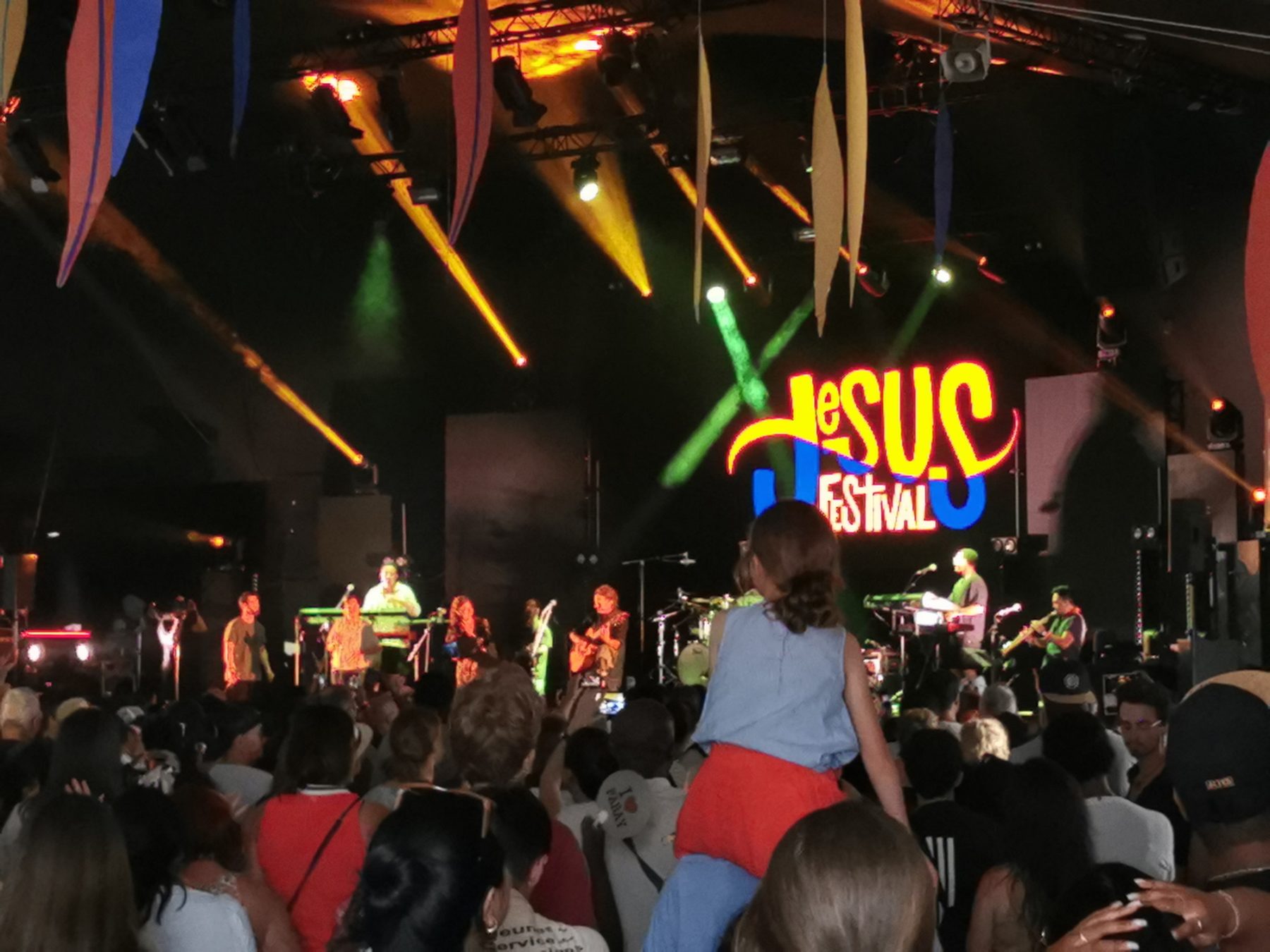 Les participants du Jésus Festival 2023 sous une grande tente.