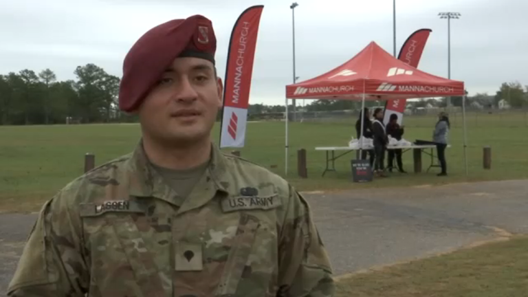 Un militaire américain se tient devant un stand Manna Church pour Thanksgiving