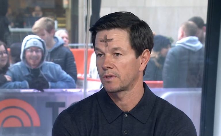 Mark Wahlberg sur un plateau télévisé avec une croix de cendres sur le front