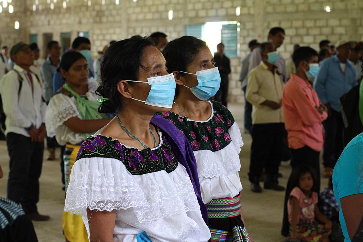 Des femmes mexicaines portent un masque lors d'un culte